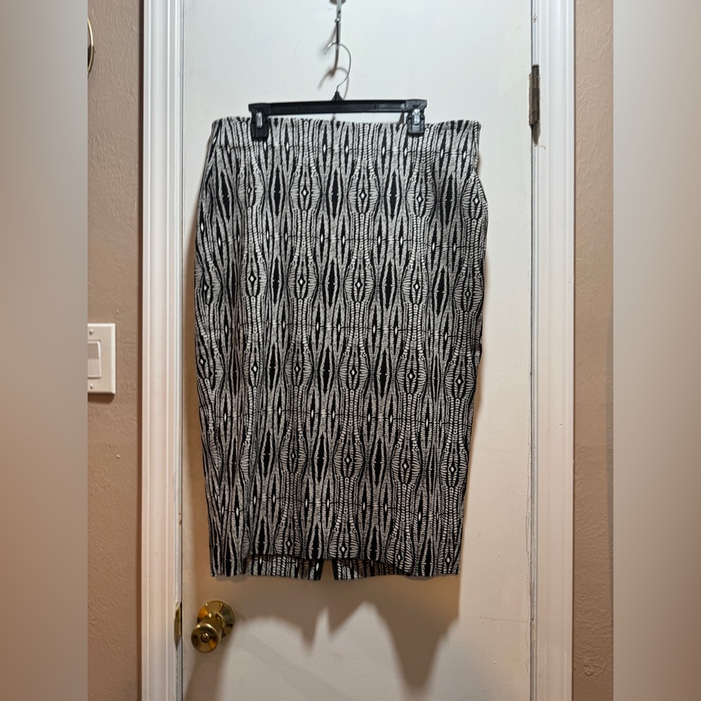 Preowned Lane Bryant Black and White Patterned Skirt Size 16